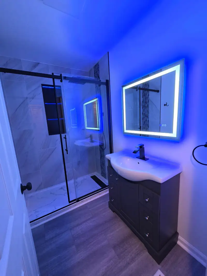 Finished bathroom remodel completed by Aldana Construcción LLC in Louisville, Kentucky