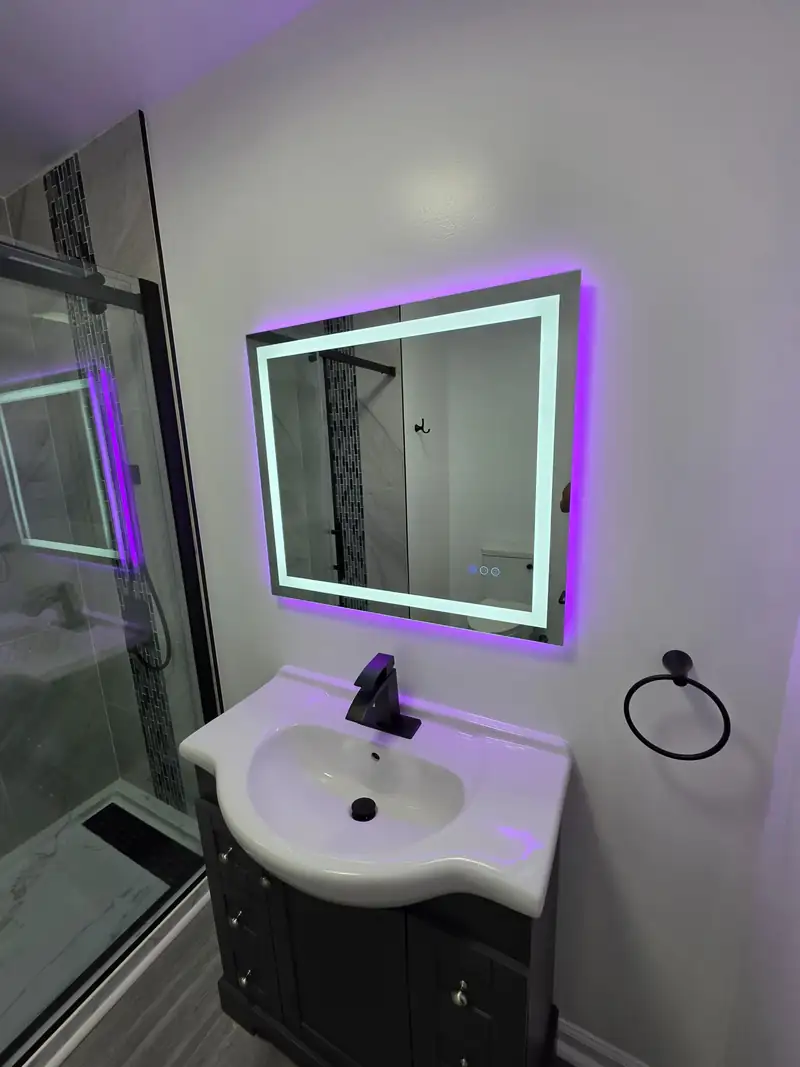 Finished bathroom remodel completed by Aldana Construcción LLC