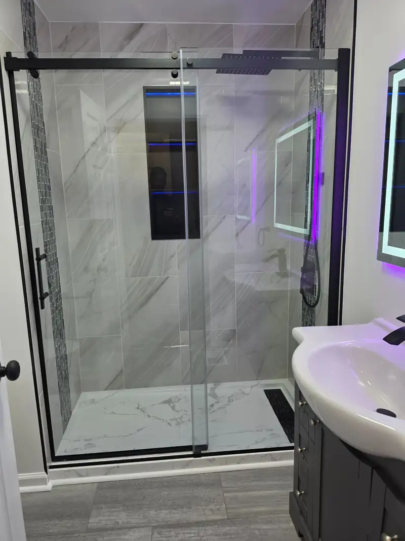 Aldana Construcción LLC finished bathroom remodel